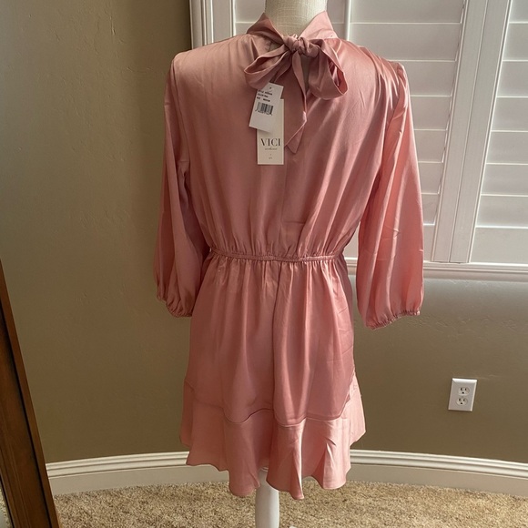 ๐NWT- VICI CALL ME ANGEL TEXTURED SATIN DRESS - PINK - Picture 5 of 8